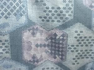 アンティーク　亀甲に抽象模様織り出し本場泥大島紬着物(5マルキ)